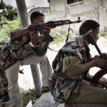 Regierungsmilizen beobachten die Aktivitäten der al-Shabaab Miliz. Die Frontlinie verläuft wenige Meter von der Hausecke entfernt.