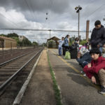 Afghanische Flüchtlinge aus dem "Pre-Integrations-Camp" Bicske auf dem Bahnhof der Kleinstadt Bicske. Im Vordergrund die behinderten Kinder (Tochter Masume 24 Jahre u. Sohn Jafar 23 Jahre) der Familie Ghulami aus der afghanischen Provinz Helmand.