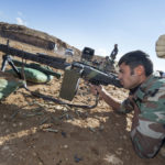 Auf dem Schießplatz einer Kaserne im nahe der nordirakischen Erbil bilden Bundeswehrsoldaten kurdische Soldaten am Maschinengewehr MG3 aus.