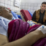 Der Peschmerga Ebrahim Ghazi (46 Jahre) wurde durch einen Selbstmordattentäter schwer verwundet. Der Sohn sitzt fassungslos am Krankenbett seines Vaters.
