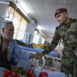Im "Emergency Hospital" besucht Mayor Abdullah Stony Soldaten der Autonomen Region Kurdistan die bei den jüngsten Kämpfen verwundet wurden. Der Peschmerga Ismael Ghafer (45 Jahre) wurde durch die Splitter einer Mörsergranate verletzt.