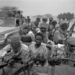 Sudan, Region Darfur. Mit denen von sudanesischen Regierungstruppen erbeuteten Fahrzeugen patrouillieren Milizen der Rebellenbewegung JEM im Grenzgebiet zum Tschad.