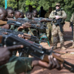 Soldaten der malischen Armee trainieren unter der Anleitung von Ausbilder der Bundeswehr die Bereitschaftspositionen ihrer Sturmgewehre.