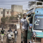 Ein in der malischen Hauptstadt Bamako typischer Kleinbuss unterwegs im Stadtteil Dielibougou.