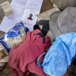 Kleidung, Notrationen, Waschpulver und ein Dokument der malischen Einwanderungsbehörde: der Inhalt des Rucksacks vom Migranten Doudou Sonko.