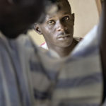 Der aus dem Senegal stammende Mohamed Cissoko während der Befragung durch den AME-Mitarbeiter Amadou Coulibaly (im Vordergrund).