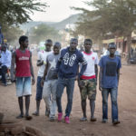 Seit ihrer Flucht aus Nordafrika können sich die 6 Migranten auf den Straßen der malischen Hauptstadt unbeschwert bewegen.