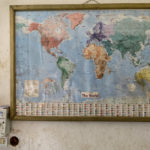 Im Aufenthaltsraum der malischen Hilfsorganisation "AME" hängt eine nicht mehr ganz aktuelle Weltkarte.