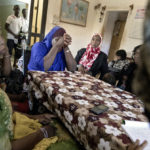 Im Aufenthaltsraum der Hilfsorganisation "Association Malienne des Expulses" findet die Frauenselbsthilfegruppe für Migrantinnen statt. Eliza Guindo (18 Jahre) fällt es schwer über ihr Leben in der Illegalität zu reden.