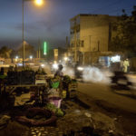 Eine Obstverkäuferin mit ihrem Stand im Feierabendverkehr in der malischen Hauptstadt Bamako.