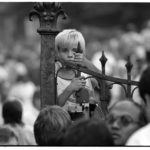 Ein Flüchtlingskind aus der DDR klammert sich an die Eingangspforte zum Flüchtlingslager auf dem Gelände der Pfarrkirche zur "Heiligen Familie" in Budapest-Zugliget. Im Sommer 1989 durchliefen bis zur Öffnung der Grenze am 10.09 ca. 40 000 DDR-Bürger drei in Ungarn eingerichtete Flüchtlingslager.