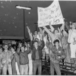 Am 5. Oktober 1989 trifft der erste Zug mit Prager Botschaftsflüchtlingen in Hof ein. Auf Bestreben des damaligen BRD-Außenministers Hans-Dietrich Genscher dürfen rund 6000 DDR-Flüchtlinge aus der westdeutschen Botschaft in Prag in die Bundesrepublik Deutschland ausreisen.