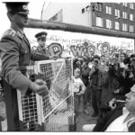 Zum 40. Gründungstag der DDR haben DDR-Grenztruppen den Grenzkontrollpunkt Checkpoint Charlie mit Absperrgittern abgeriegelt. Immer wieder kommt es zu Auseinandersetzungen zwischen den Grenzsoldaten und den auf West-Berliner Seite stehenden Schaulustigen.