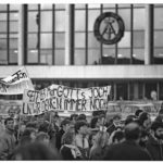 Im Zuge landesweiten Montagsdemonstrationen gehen Ostberliner Studenten für mehr Selbstbestimmung auf die Straße. Im Hintergrund der "Palast der Republik".