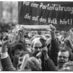 9. November 1989, gegen 16:00 Uhr: während der außerordentlichen Mitgliederversammlung zur 10. ZK-Tagung versammeln sich Demonstranten vor dem Haus des Zentralkomitees der SED. Mit dem gefalteten "Zentralorgan der Sozialistischen Einheitspartei Deutschlands" fordert ein Demonstrant ein "Neues Deutschland".