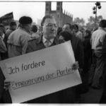 9. November 1989: vor dem Haus des Zentralkomitees der SED präsentiert ein Demonstrant in akkuraten Lettern seine Forderungen an die Führung der SED.