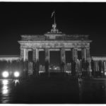 9. November 1989, gegen 23:00 Uhr am Brandenburger Tor: DDR-Grenzsoldaten des "Grenzkommandos Mitte" haben gegen den befürchteten Ansturm von West- und Ostberliner Bürger das Brandenburger Tor abgeriegelt.