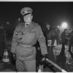 12. November 1989: ein Oberleutnant der DDR-Grenztruppen nach der Öffnung der Sperranlagen und dem neu eingerichteten Grenzübergang am Potsdamer Platz.