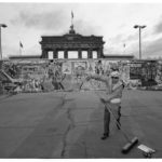 10. November 1989, der Morgen danach: früh morgens beseitigt ein Westberliner Straßenkehrer die Reste der Wiedervereinigungsfeierlichkeiten an der Mauer vor dem Brandenburger-Tor.