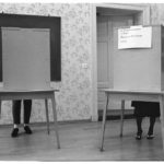 18. März 1990, Wahltag: die ersten freie Wahlen in der DDR. Ganz ungewohnt, die neuerdings gesetzlich vorgeschriebene Benutzung der Wahlkabinen.