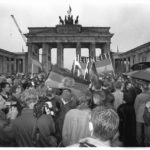 22. Dezember 1989: nach der offiziellen Öffnung des Brandenburger Tores feiern Ost- und Westbürger auf dem Pariser Platz etwas kontrovers schon mal die Einheit beider deutschen Staaten.